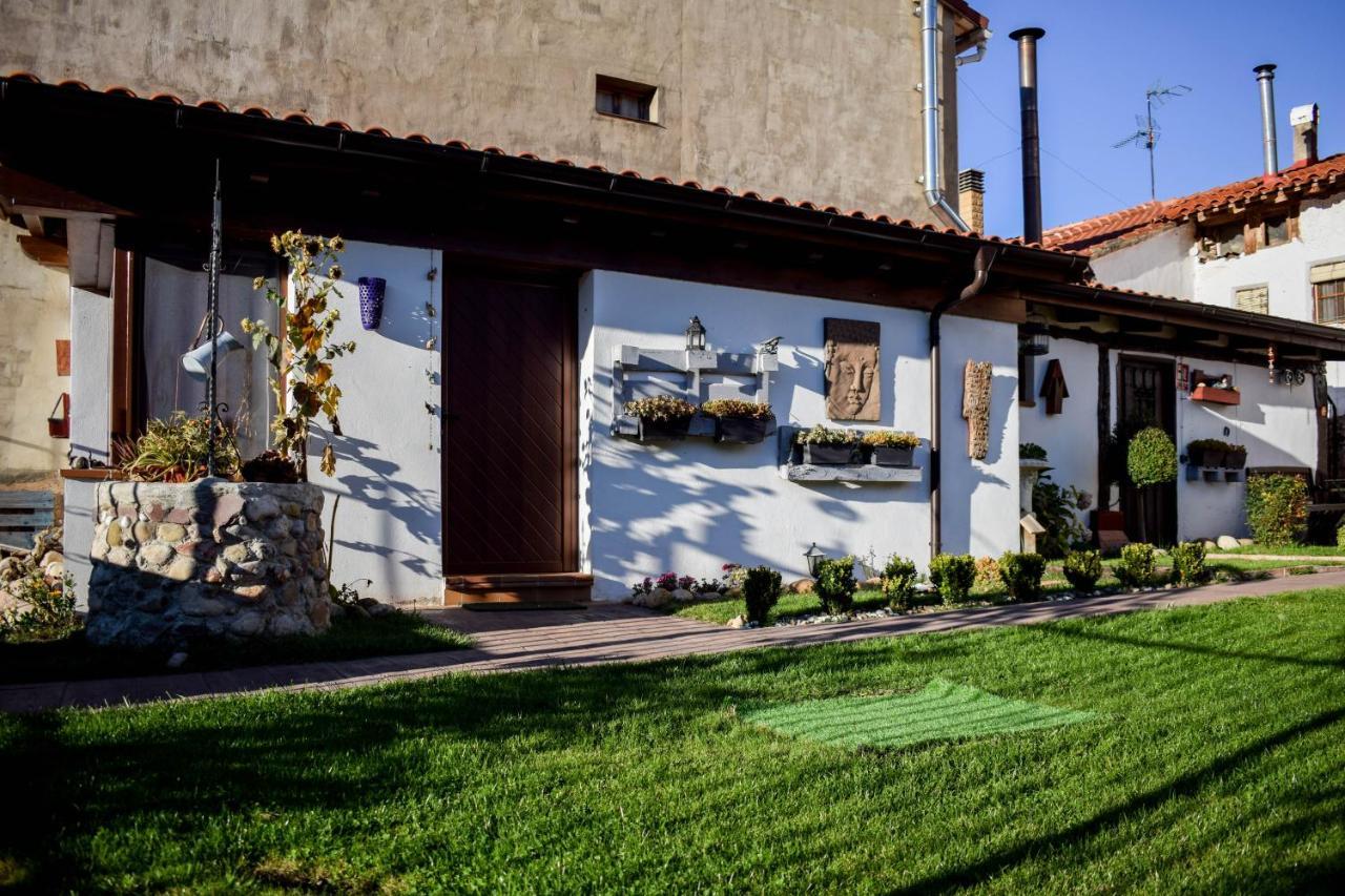 Naquela Castroviejo Guest House ภายนอก รูปภาพ