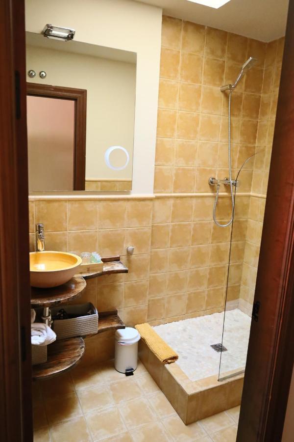 Naquela Castroviejo Guest House ภายนอก รูปภาพ