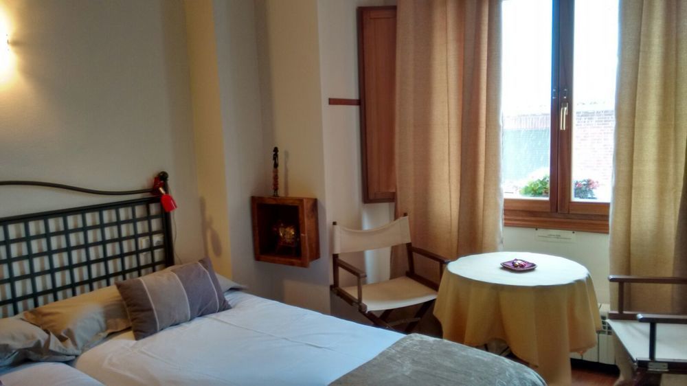 Naquela Castroviejo Guest House ภายนอก รูปภาพ