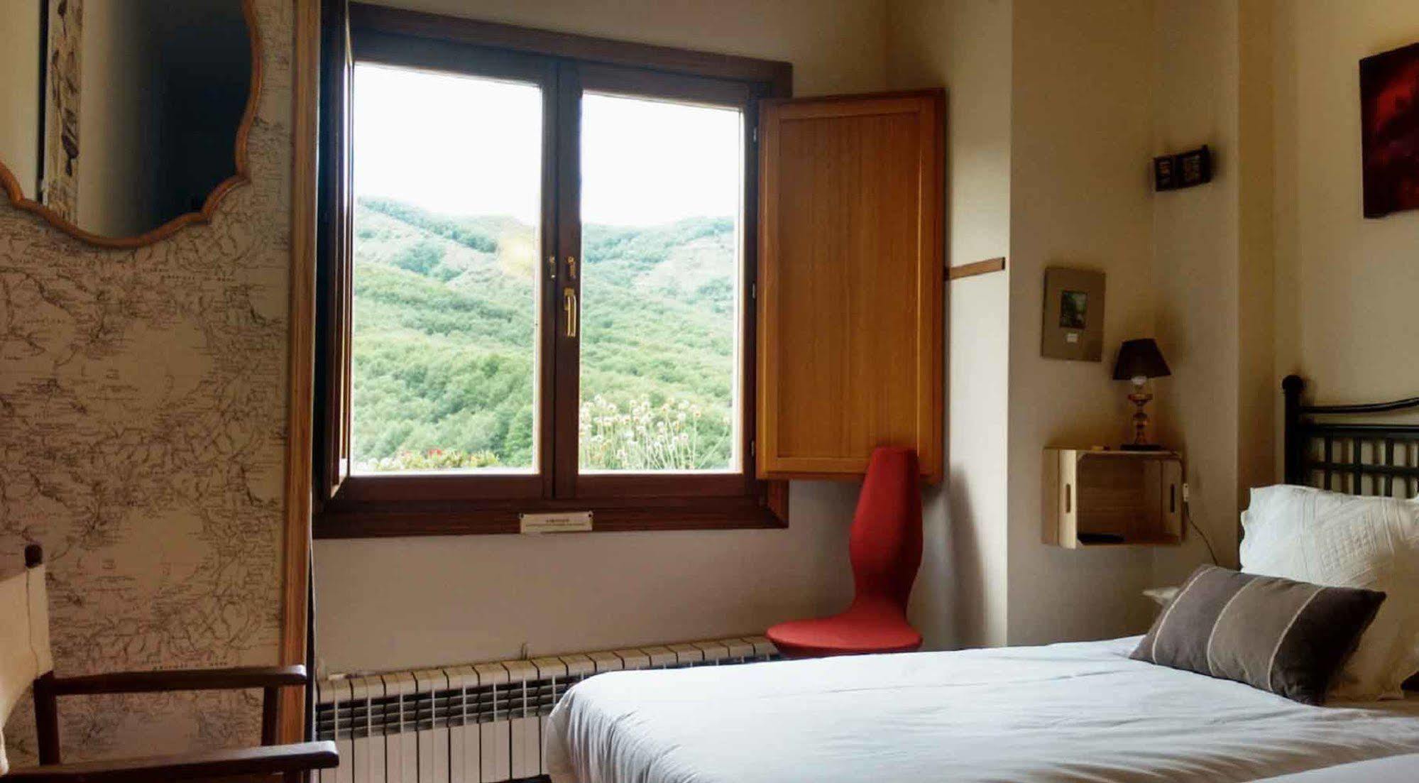 Naquela Castroviejo Guest House ภายนอก รูปภาพ