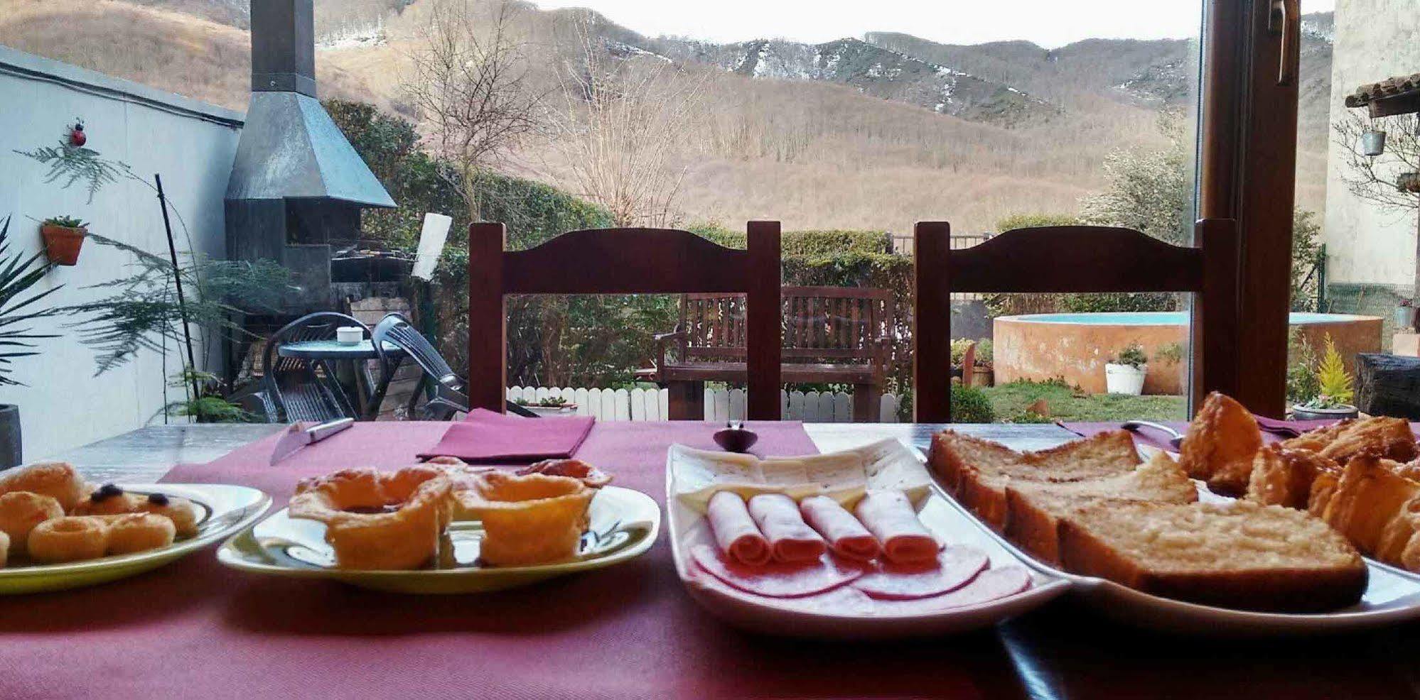 Naquela Castroviejo Guest House ภายนอก รูปภาพ
