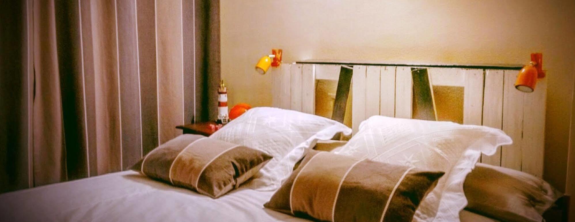 Naquela Castroviejo Guest House ภายนอก รูปภาพ